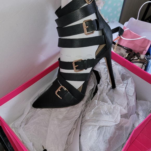 Black heels - Picture 1 of 3